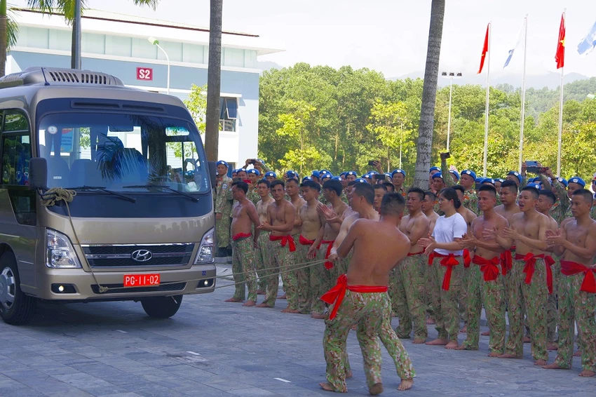 chien-si-gin-giu-hoa-binh-viet-nam-dau-vo-keo-xe-nhay-qua-lua-3.JPG