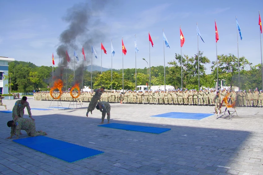 chien-si-gin-giu-hoa-binh-viet-nam-dau-vo-keo-xe-nhay-qua-lua-5.JPG