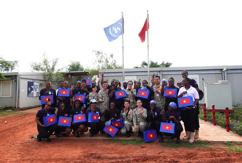 bac-si-viet-nam-tham-kham-cho-30-nu-canh-sat-o-nam-sudan.JPG