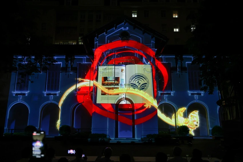 nhung-hinh-anh-trinh-chieu-phim-3d-mapping-cua-nganh-tt-tt-3.jpg