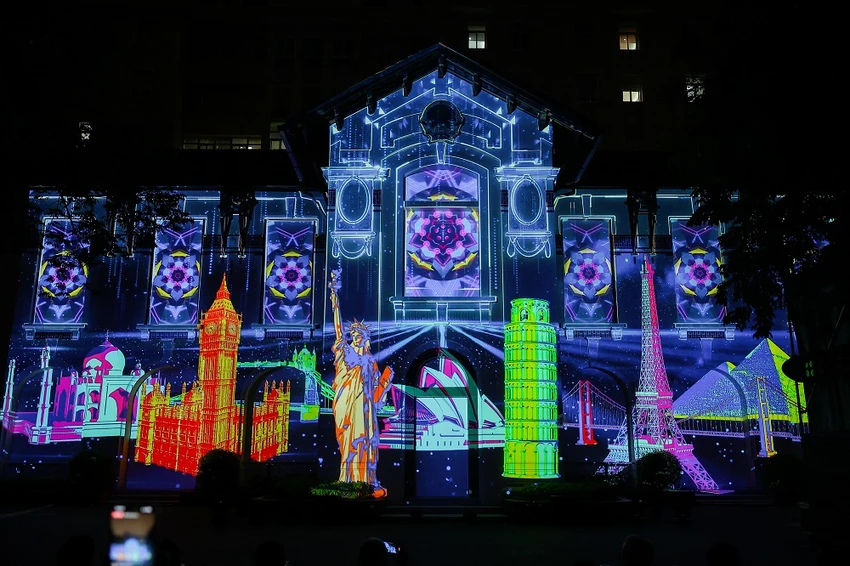 nhung-hinh-anh-trinh-chieu-phim-3d-mapping-cua-nganh-tt-tt-7.jpg