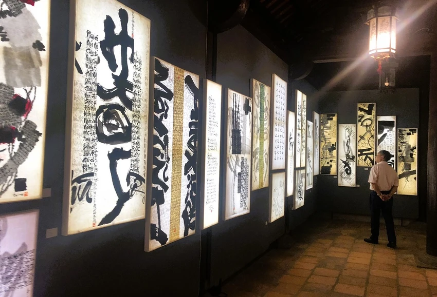 trien-lam-nghien-but-con-thom-cach-nhin-moi-ve-thu-phap-quoc-ngu-4.JPEG