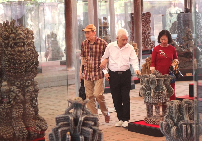 chiem-nguong-cac-tac-pham-gom-nang-hang-tan-tai-trien-lam-hien-linh-1.JPG