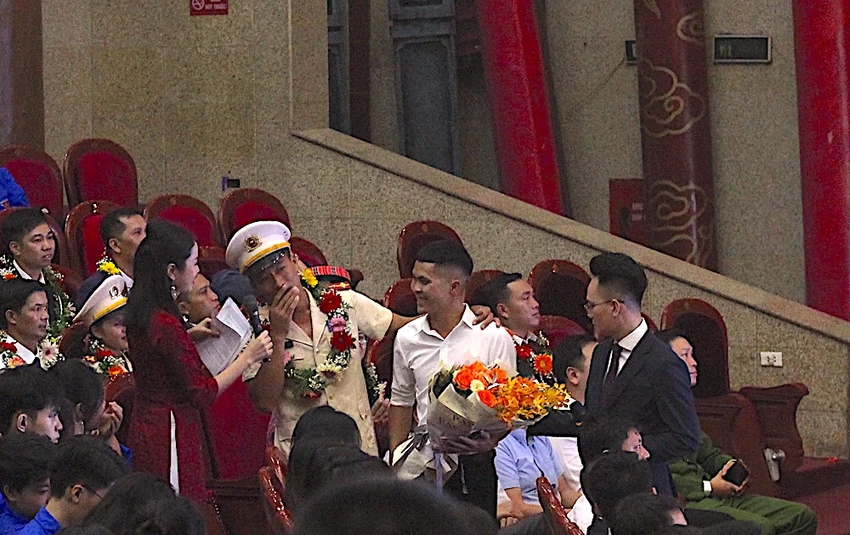 thay-giao-truong-giao-duong-bat-khoc-khi-gap-lai-hoc-tro-cu.JPG