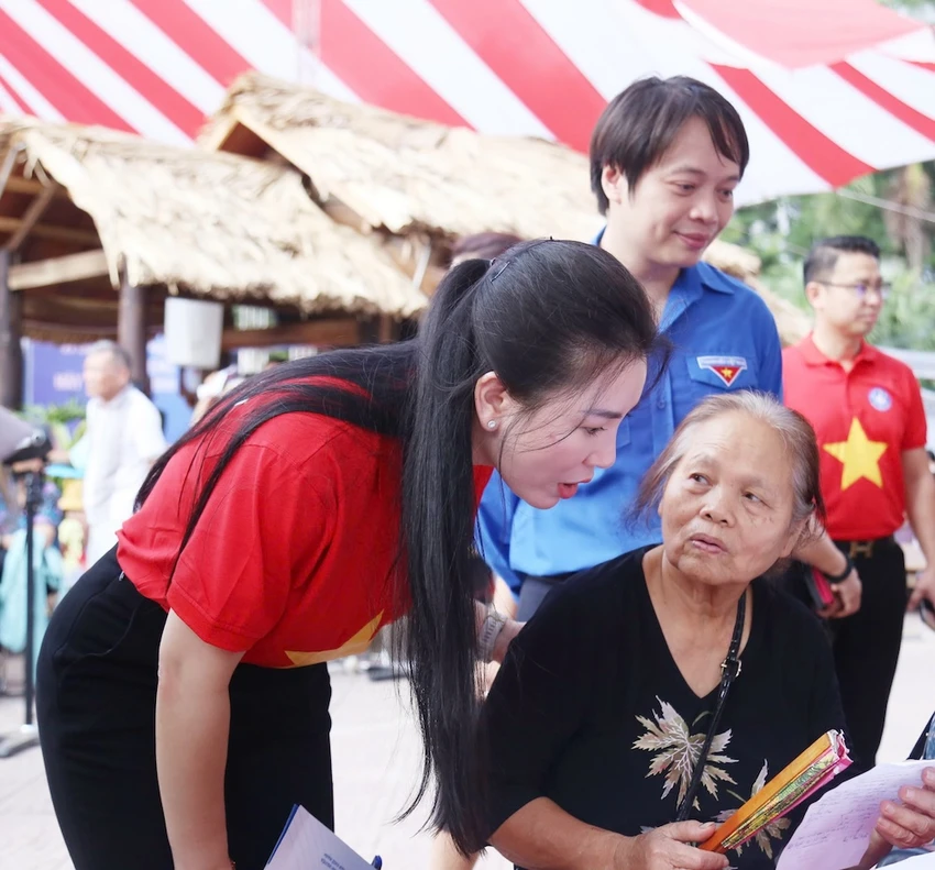 hang-ngan-nguoi-dan-duoc-kham-sang-loc-benh-mien-phi-10.jpg