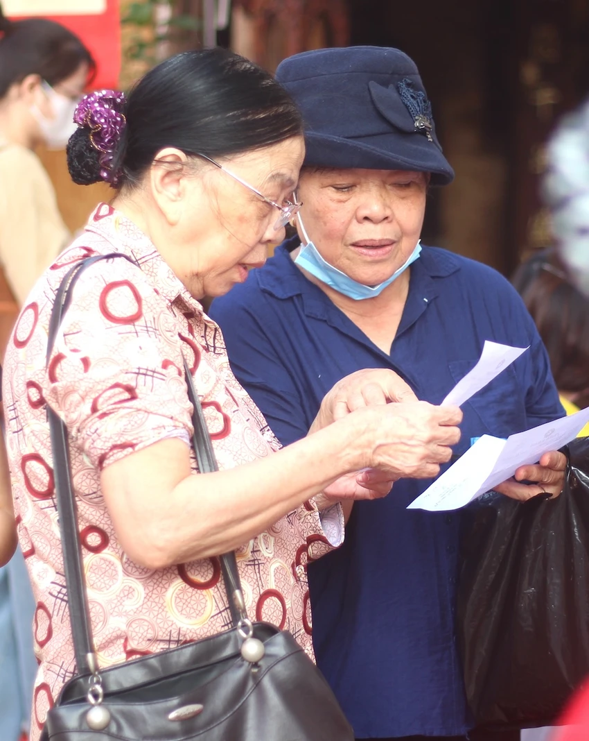 hang-ngan-nguoi-dan-duoc-kham-sang-loc-benh-mien-phi-5.JPG