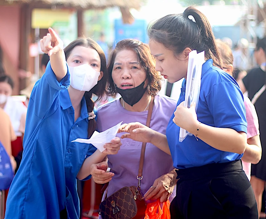 hang-ngan-nguoi-dan-duoc-kham-sang-loc-benh-mien-phi-6.JPG