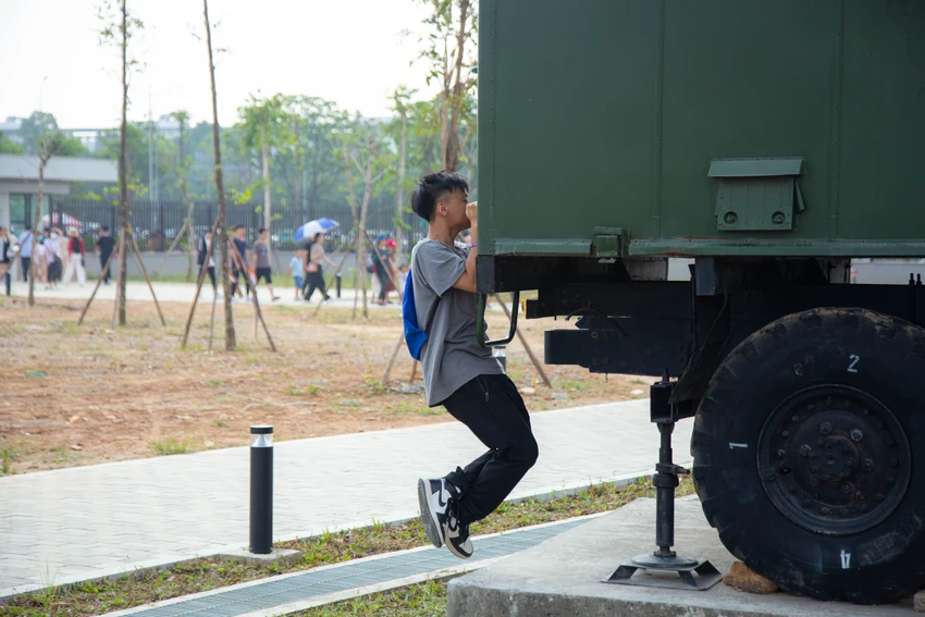 nguoi-dan-tiep-tuc-chen-chan-o-bao-tang-lich-su-quan-su-viet-nam-8.jpg