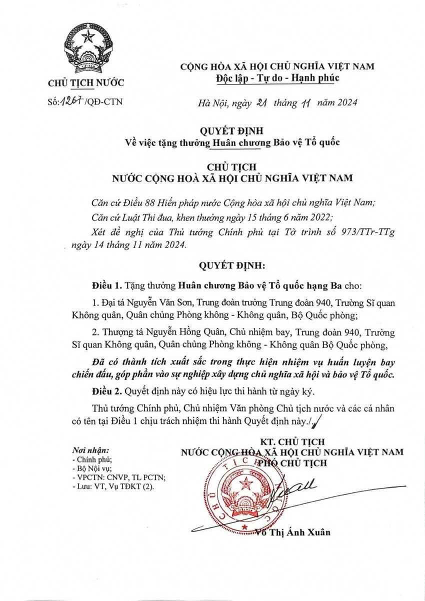 tang-thuong-huan-chuong-bao-ve-to-quoc-cho-2-phi-cong-may-bay-yak-130.jpg