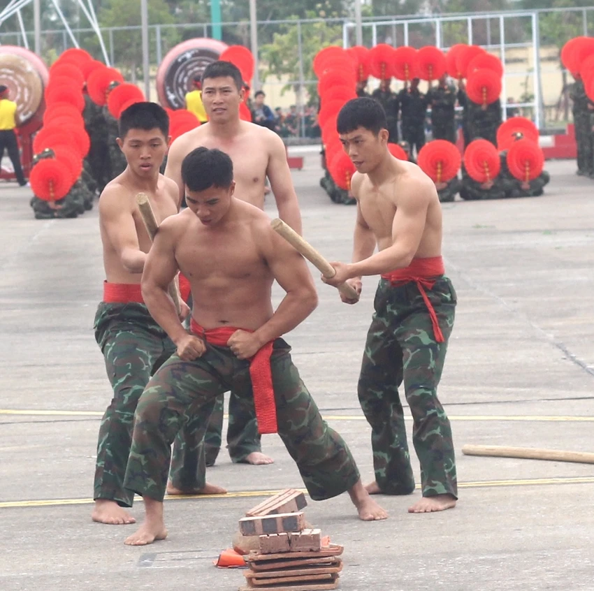 chien-si-dau-vo-vuot-qua-vong-lua-tai-trien-lam-quoc-phong-quoc-te-viet-nam-2024-12.JPG