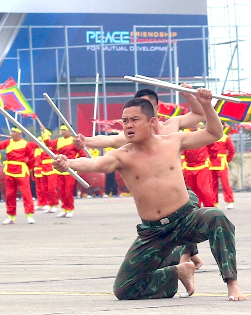 chien-si-dau-vo-vuot-qua-vong-lua-tai-trien-lam-quoc-phong-quoc-te-viet-nam-2024-3.JPG