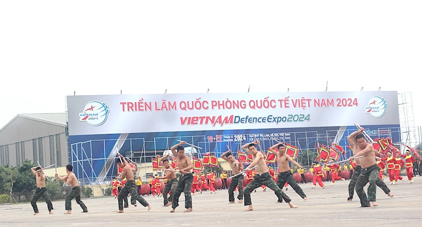 chien-si-dau-vo-vuot-qua-vong-lua-tai-trien-lam-quoc-phong-quoc-te-viet-nam-2024-4.JPG