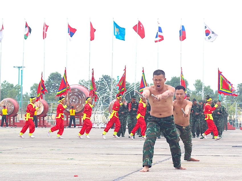 chien-si-dau-vo-vuot-qua-vong-lua-tai-trien-lam-quoc-phong-quoc-te-viet-nam-2024-5.JPG