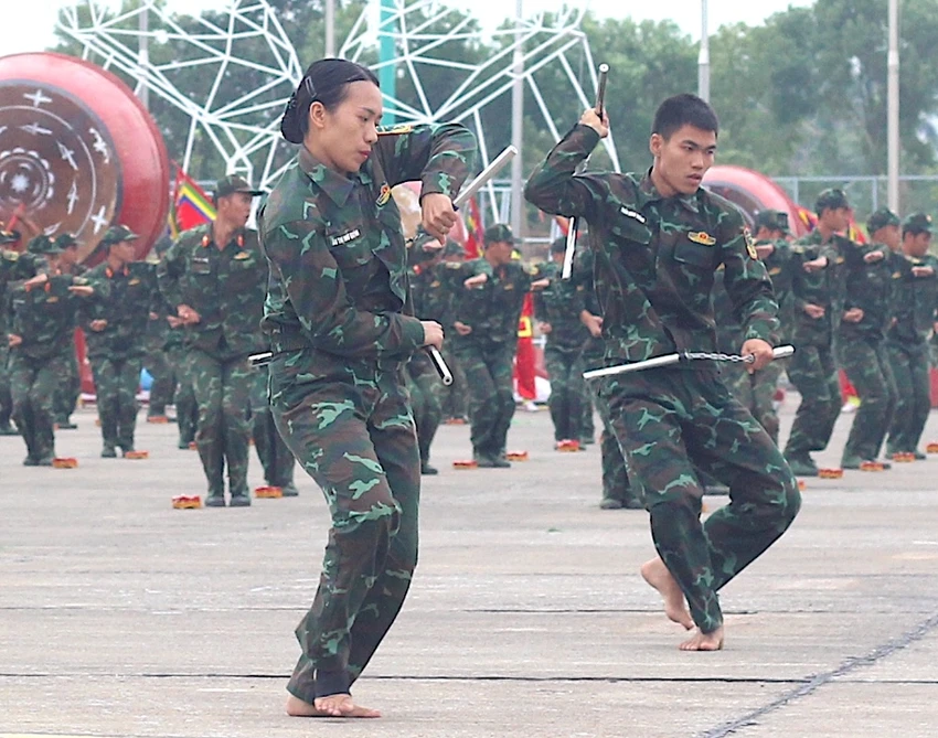 chien-si-dau-vo-vuot-qua-vong-lua-tai-trien-lam-quoc-phong-quoc-te-viet-nam-2024-6.JPG