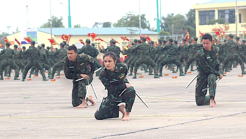 chien-si-dau-vo-vuot-qua-vong-lua-tai-trien-lam-quoc-phong-quoc-te-viet-nam-2024-7.JPG