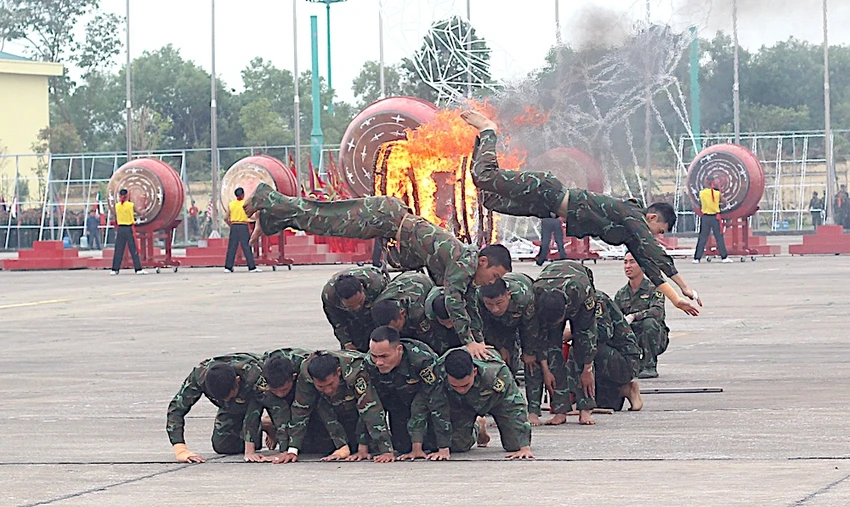 chien-si-dau-vo-vuot-qua-vong-lua-tai-trien-lam-quoc-phong-quoc-te-viet-nam-2024.JPG