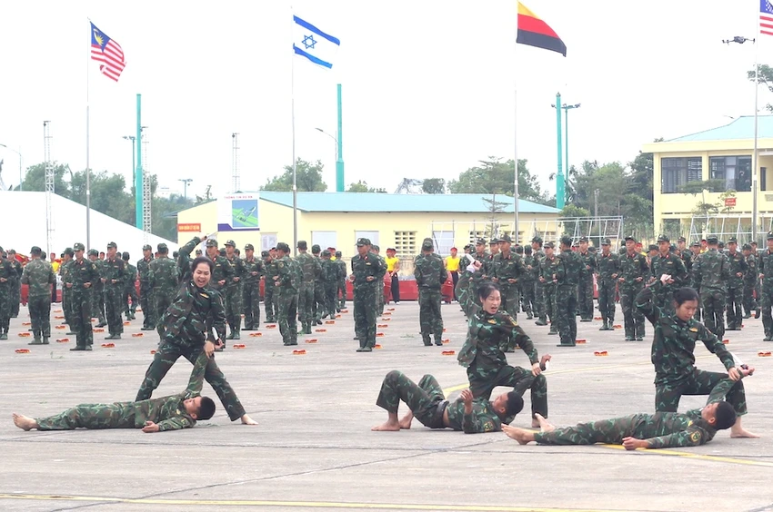 chien-si-dau-vo-vuot-qua-vong-lua-tai-trien-lam-quoc-phong-quoc-te-viet-nam-2024-9.JPG