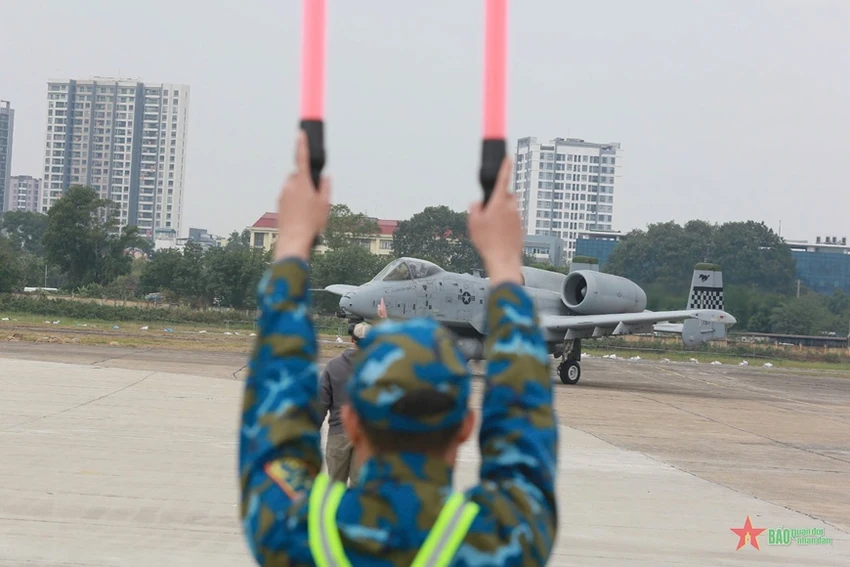 may-bay-van-tai-quan-su-voi-biet-danh-lon-loi-cua-my-da-den-viet-nam-4.jpg