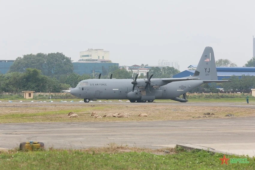 may-bay-van-tai-quan-su-voi-biet-danh-lon-loi-cua-my-da-den-viet-nam-5.jpg