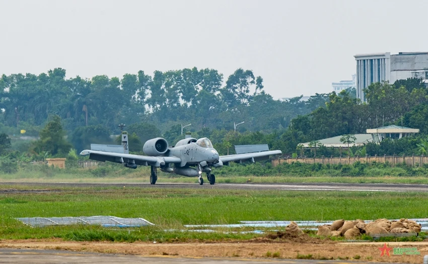 may-bay-van-tai-quan-su-voi-biet-danh-lon-loi-cua-my-da-den-viet-nam.jpg