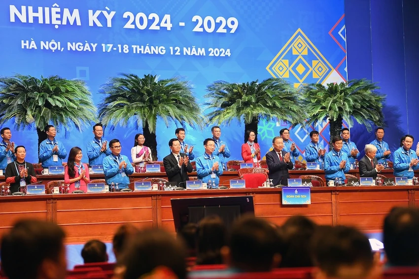 tong-bi-thu-to-lam-bo-khung-cua-trung-uong-tinh-thi-rat-hoanh-trang-2.jpg