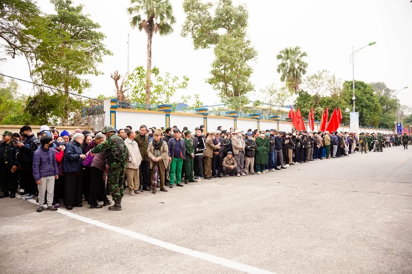 nguoi-dan-chen-chan-nhich-tung-buoc-vao-trien-lam-quoc-phong-quoc-te-viet-nam-2024-112-4065.jpg