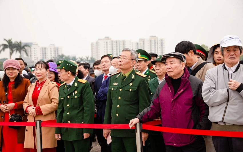 nguoi-dan-chen-chan-nhich-tung-buoc-vao-trien-lam-quoc-phong-quoc-te-viet-nam-2024-2-1257.jpg