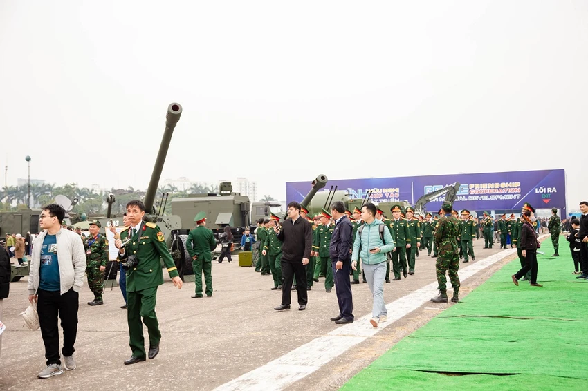 nguoi-dan-chen-chan-nhich-tung-buoc-vao-trien-lam-quoc-phong-quoc-te-viet-nam-2024-4-1717.jpg