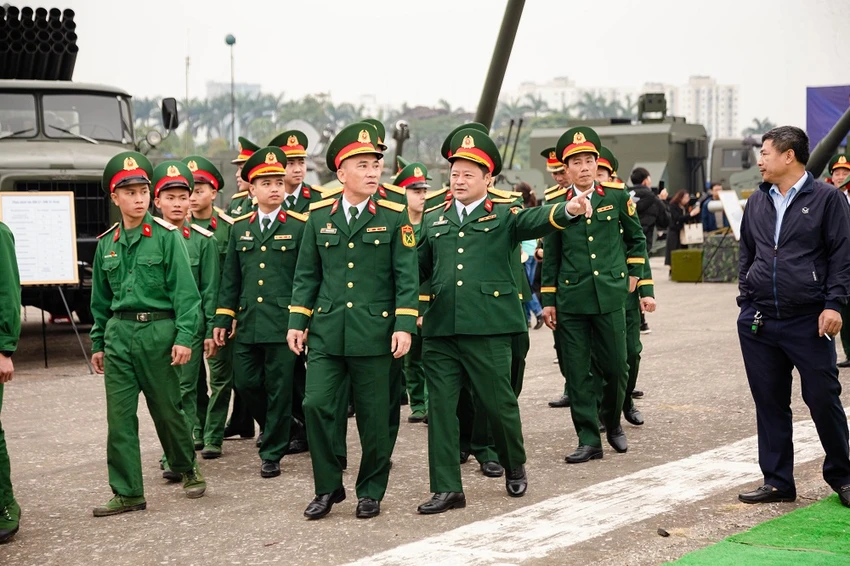 nguoi-dan-chen-chan-nhich-tung-buoc-vao-trien-lam-quoc-phong-quoc-te-viet-nam-2024-6-8595.jpg