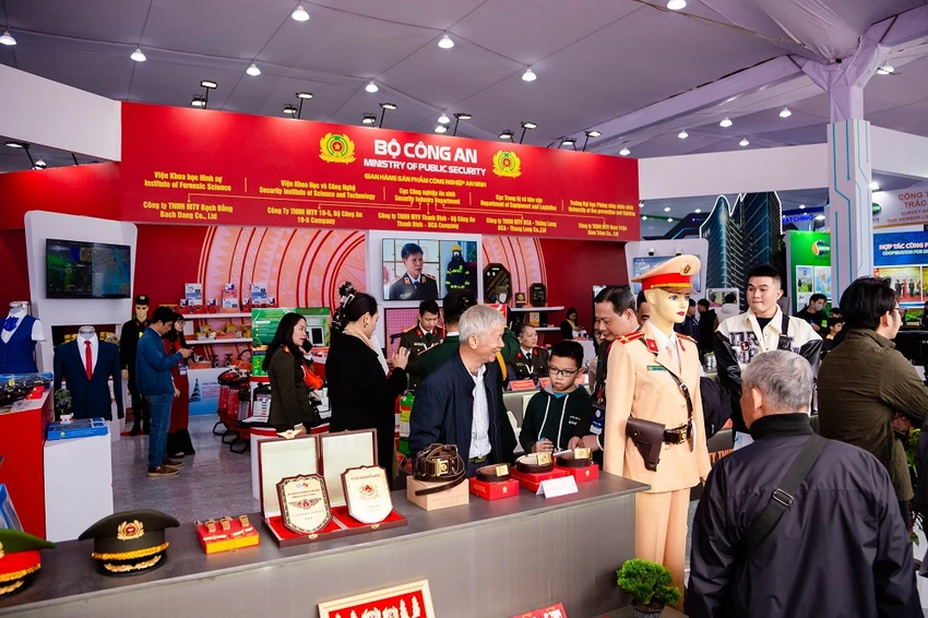 nguoi-dan-thich-thu-xem-robot-cho-trinh-dien-tai-trien-lam-quoc-phong-quoc-te-viet-nam-3-7537.jpg