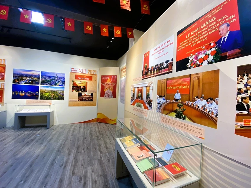 trung-bay-dang-cong-san-viet-nam-nhung-moc-son-lich-su.JPEG