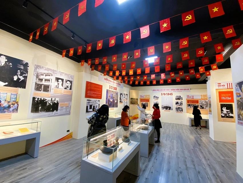 trung-bay-dang-cong-san-viet-nam-nhung-moc-son-lich-su-6.JPEG