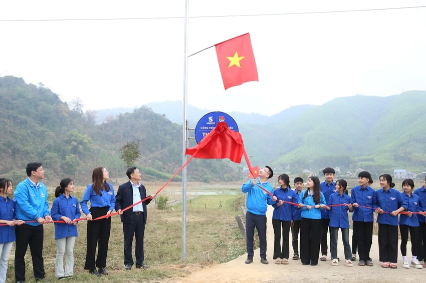 chu-tich-uy-ban-trung-uong-mttq-viet-nam-boi-dap-niem-tin-yeu-va-su-gan-bo-cua-thanh-nien-voi-dang-2.jpg