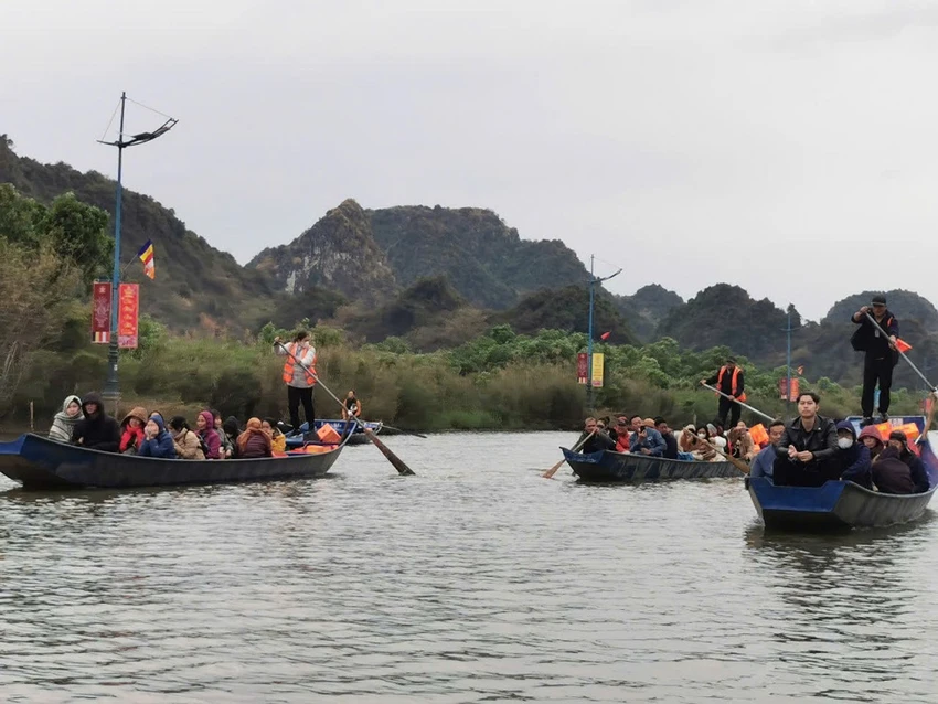 le-hoi-chua-huong-nam-2025-tich-hop-ve-thang-canh-va-ve-xuong-do-7.jpg