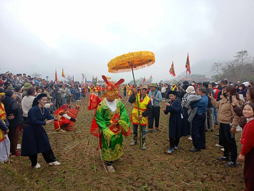 khai-hoi-le-hoi-na-nhem-le-hoi-ruoc-cua-quy-o-lang-son-4.jpg