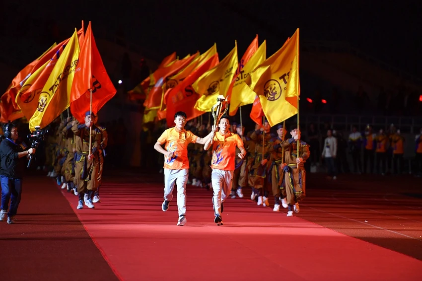 15-000-nguoi-lap-ky-luc-guiness-chao-co-hat-quoc-ca-dong-nhat-viet-nam-2.JPG