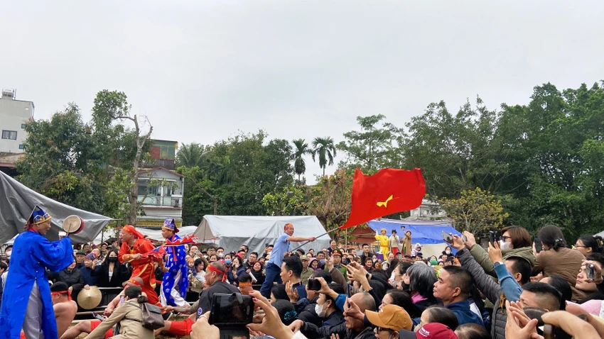 nguoi-dan-chen-chan-xem-trai-lang-o-ha-noi-coi-tran-keo-co-ngoi-4.JPEG
