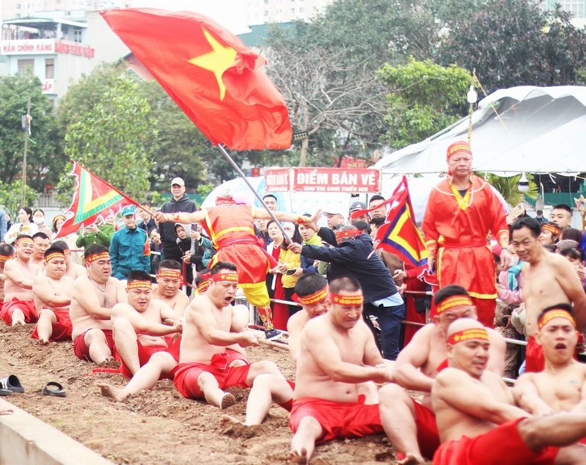 nguoi-dan-chen-chan-xem-trai-lang-o-ha-noi-coi-tran-keo-co-ngoi-8.JPG