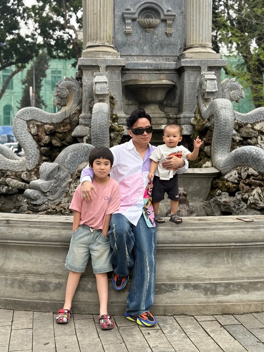httpsplo.vnca-si-tung-duong-tiet-lo-ve-con-nuoi-the-hien-ca-khuc-moi-ve-tinh-phu-tu.JPG