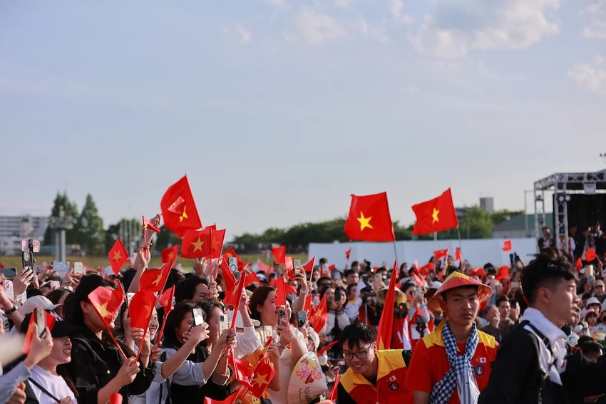 ca-si-tung-duong-xuc-dong-hat-quoc-ca-giua-rung-co-do-sao-vang-tai-nhat-2.JPG