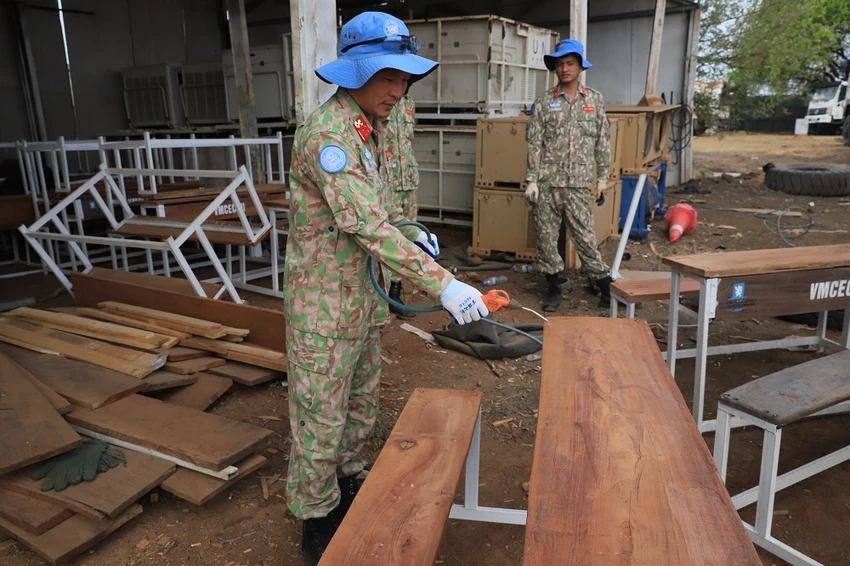 bo-doi-viet-nam-che-tac-thu-cong-ban-ghe-tang-hoc-sinh-o-thi-tran-abyei-1.JPG