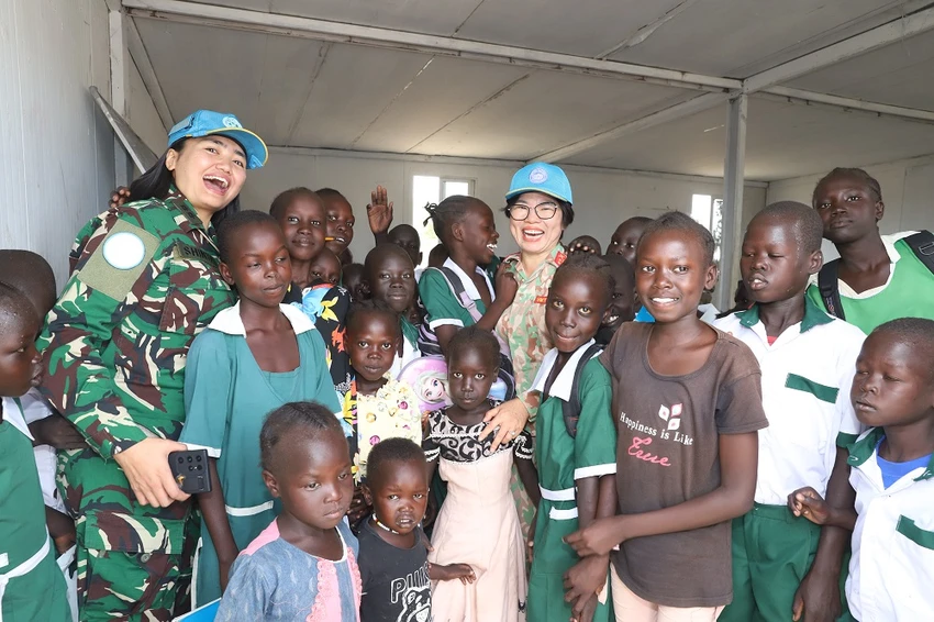bo-doi-viet-nam-che-tac-thu-cong-ban-ghe-tang-hoc-sinh-o-thi-tran-abyei-4.JPG