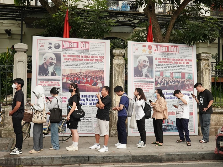 ban-doc-xep-hang-quet-ma-qr-de-truy-cap-bao-tang-ao-ve-bac-ho-4.JPG