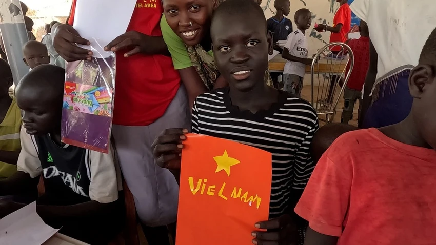 linh-mu-noi-xanh-viet-nam-to-chuc-ngay-quoc-te-thieu-nhi-cho-tre-em-chau-phi-7.jpg