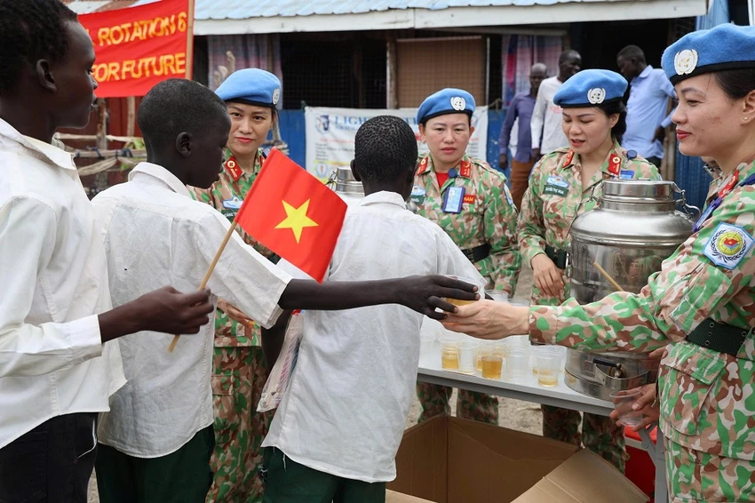 bo-doi-viet-nam-dem-tet-thieu-nhi-den-voi-tre-em-nam-sudan-1.jpg