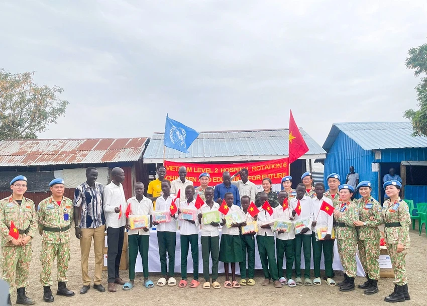 bo-doi-viet-nam-dem-tet-thieu-nhi-den-voi-tre-em-nam-sudan-3.jpg