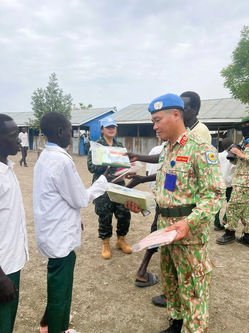 bo-doi-viet-nam-dem-tet-thieu-nhi-den-voi-tre-em-nam-sudan-5.jpg