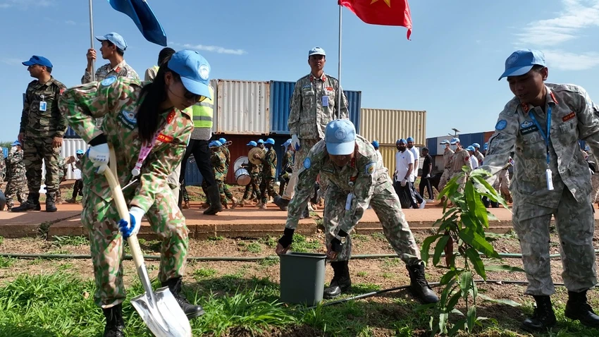 lan-toa-hinh-anh-bo-doi-cu-ho-giua-long-chau-phi-.jpg