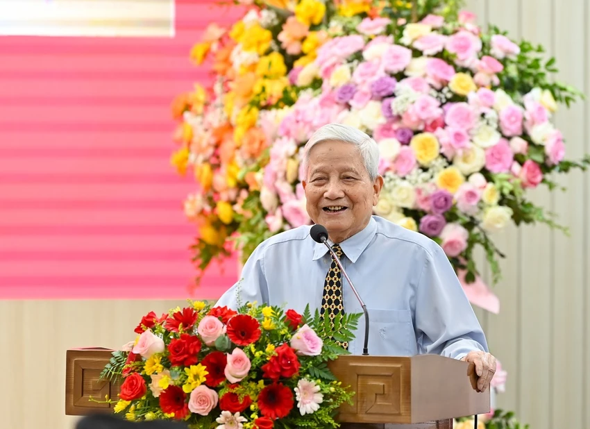 nha-bao-ha-dang-ra-mat-sach-tinh-hoa-cach-mang-viet-nam-o-tuoi-96-2.JPG