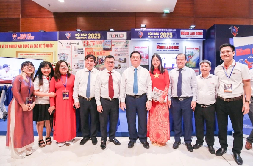 lanh-dao-ban-tuyen-giao-va-dan-van-tw-tham-gian-trung-bay-bao-phap-luat-tp-hcm-2.jpg